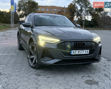 Серый Ауди E-Tron, объемом двигателя 0 л и пробегом 41 тыс. км за 52900 $, фото 5 на Automoto.ua