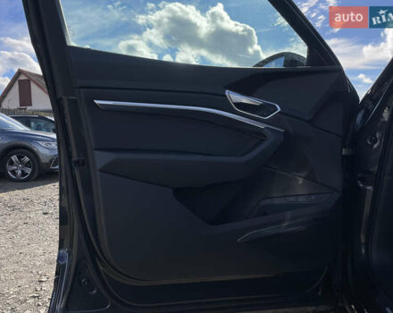 Серый Ауди E-Tron, объемом двигателя 0 л и пробегом 32 тыс. км за 42131 $, фото 27 на Automoto.ua