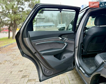 Серый Ауди E-Tron, объемом двигателя 0 л и пробегом 39 тыс. км за 44500 $, фото 30 на Automoto.ua