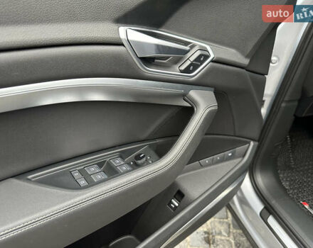 Сірий Ауді E-Tron, об'ємом двигуна 0 л та пробігом 80 тис. км за 39900 $, фото 5 на Automoto.ua