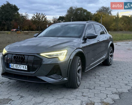 Серый Ауди E-Tron, объемом двигателя 0 л и пробегом 41 тыс. км за 52900 $, фото 4 на Automoto.ua