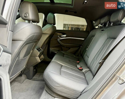 Серый Ауди E-Tron, объемом двигателя 0 л и пробегом 31 тыс. км за 46500 $, фото 39 на Automoto.ua