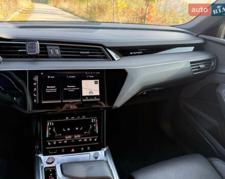 Серый Ауди E-Tron, объемом двигателя 0 л и пробегом 65 тыс. км за 53900 $, фото 32 на Automoto.ua