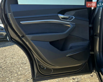 Серый Ауди E-Tron, объемом двигателя 0 л и пробегом 42 тыс. км за 47848 $, фото 32 на Automoto.ua