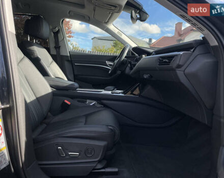 Серый Ауди E-Tron, объемом двигателя 0 л и пробегом 32 тыс. км за 42131 $, фото 42 на Automoto.ua