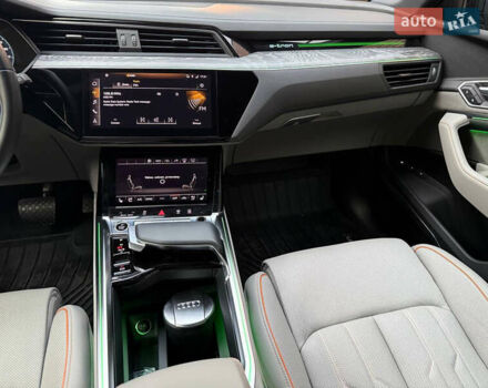 Серый Ауди E-Tron, объемом двигателя 0 л и пробегом 42 тыс. км за 44900 $, фото 12 на Automoto.ua