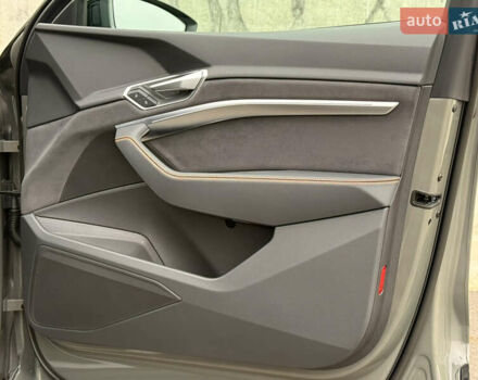 Серый Ауди E-Tron, объемом двигателя 0 л и пробегом 104 тыс. км за 39820 $, фото 44 на Automoto.ua