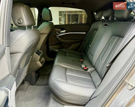 Серый Ауди E-Tron, объемом двигателя 0 л и пробегом 31 тыс. км за 46500 $, фото 40 на Automoto.ua