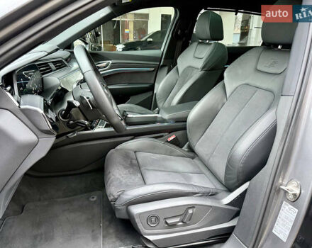 Серый Ауди E-Tron, объемом двигателя 0 л и пробегом 39 тыс. км за 44500 $, фото 27 на Automoto.ua