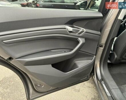 Серый Ауди E-Tron, объемом двигателя 0 л и пробегом 112 тыс. км за 31900 $, фото 60 на Automoto.ua