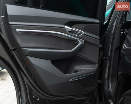 Серый Ауди E-Tron, объемом двигателя 0 л и пробегом 33 тыс. км за 53000 $, фото 31 на Automoto.ua