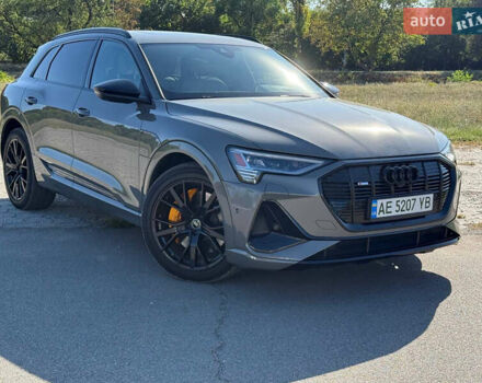Серый Ауди E-Tron, объемом двигателя 0 л и пробегом 42 тыс. км за 44900 $, фото 2 на Automoto.ua