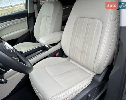 Сірий Ауді E-Tron, об'ємом двигуна 0 л та пробігом 61 тис. км за 39999 $, фото 11 на Automoto.ua