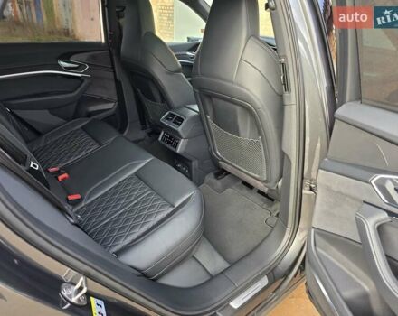 Сірий Ауді E-Tron, об'ємом двигуна 0 л та пробігом 100 тис. км за 41888 $, фото 60 на Automoto.ua