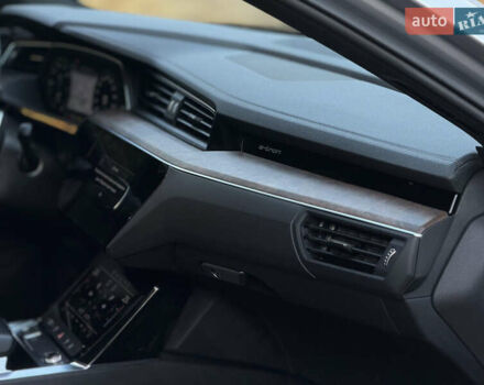 Сірий Ауді E-Tron, об'ємом двигуна 0 л та пробігом 49 тис. км за 36500 $, фото 76 на Automoto.ua