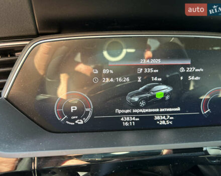 Серый Ауди E-Tron, объемом двигателя 0 л и пробегом 44 тыс. км за 38700 $, фото 31 на Automoto.ua