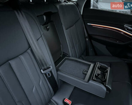 Серый Ауди E-Tron, объемом двигателя 0 л и пробегом 32 тыс. км за 41367 $, фото 43 на Automoto.ua