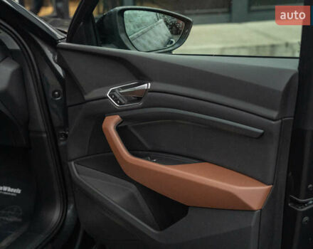 Сірий Ауді E-Tron, об'ємом двигуна 0 л та пробігом 64 тис. км за 37900 $, фото 44 на Automoto.ua