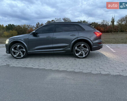 Серый Ауди E-Tron, объемом двигателя 0 л и пробегом 41 тыс. км за 52900 $, фото 2 на Automoto.ua