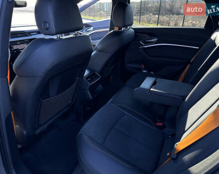 Сірий Ауді E-Tron, об'ємом двигуна 0 л та пробігом 58 тис. км за 45200 $, фото 30 на Automoto.ua