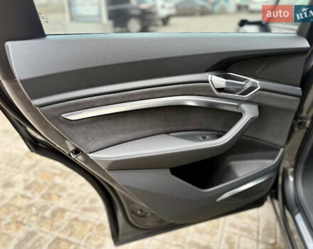 Серый Ауди E-Tron, объемом двигателя 0 л и пробегом 37 тыс. км за 49500 $, фото 39 на Automoto.ua