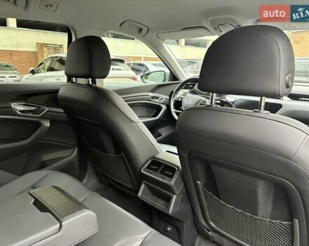 Серый Ауди E-Tron, объемом двигателя 0 л и пробегом 112 тыс. км за 31900 $, фото 57 на Automoto.ua