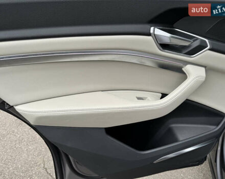 Сірий Ауді E-Tron, об'ємом двигуна 0 л та пробігом 61 тис. км за 39999 $, фото 12 на Automoto.ua