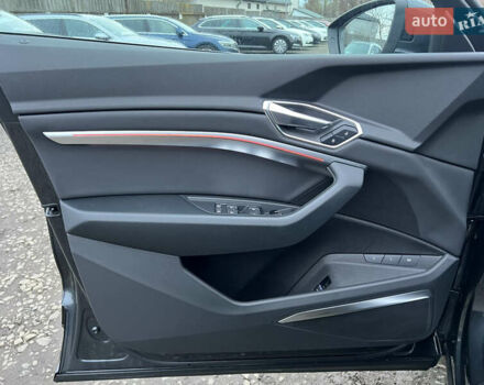 Серый Ауди E-Tron, объемом двигателя 0 л и пробегом 32 тыс. км за 41367 $, фото 32 на Automoto.ua