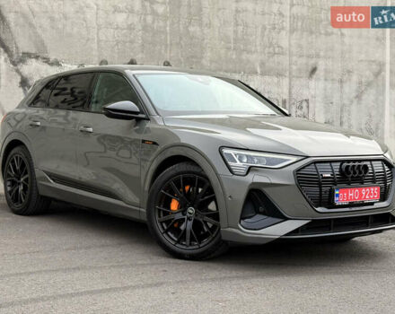 Серый Ауди E-Tron, объемом двигателя 0 л и пробегом 104 тыс. км за 39820 $, фото 2 на Automoto.ua