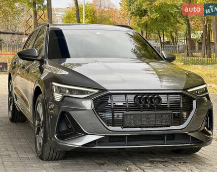 Серый Ауди E-Tron, объемом двигателя 0 л и пробегом 32 тыс. км за 43500 $, фото 2 на Automoto.ua