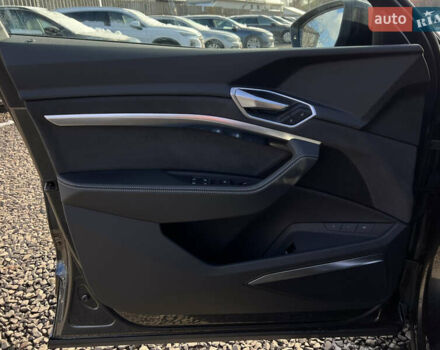 Серый Ауди E-Tron, объемом двигателя 0 л и пробегом 43 тыс. км за 47488 $, фото 32 на Automoto.ua