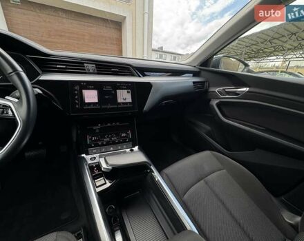 Серый Ауди E-Tron, объемом двигателя 0 л и пробегом 22 тыс. км за 39900 $, фото 7 на Automoto.ua