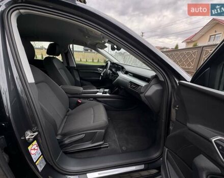 Серый Ауди E-Tron, объемом двигателя 0 л и пробегом 22 тыс. км за 39900 $, фото 22 на Automoto.ua