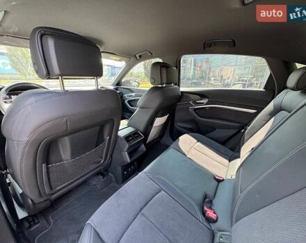 Сірий Ауді E-Tron, об'ємом двигуна 0 л та пробігом 44 тис. км за 60500 $, фото 64 на Automoto.ua