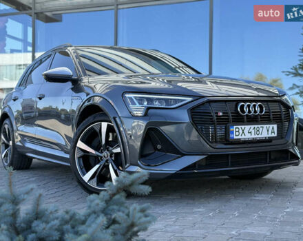Серый Ауди E-Tron, объемом двигателя 0 л и пробегом 41 тыс. км за 44990 $, фото 1 на Automoto.ua