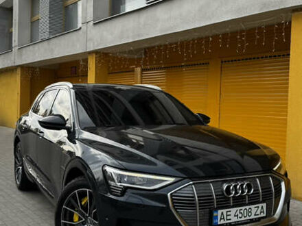 Серый Ауди E-Tron, объемом двигателя 0 л и пробегом 49 тыс. км за 29999 $, фото 1 на Automoto.ua