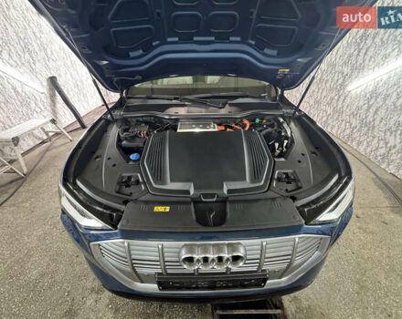 Синий Ауди E-Tron, объемом двигателя 0 л и пробегом 135 тыс. км за 26400 $, фото 8 на Automoto.ua