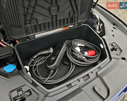 Синий Ауди E-Tron, объемом двигателя 0 л и пробегом 95 тыс. км за 34999 $, фото 72 на Automoto.ua
