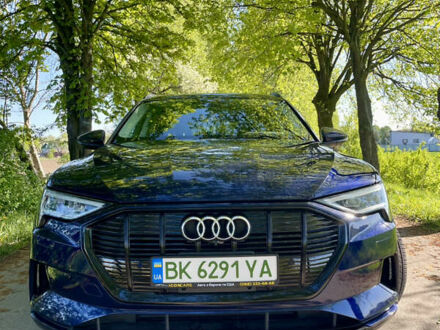 Ауді E-Tron 2021 у Луцьку на Automoto.ua Синій Ауді E-Tron, об'ємом двигуна 0 л та пробігом 30 тис. км за 34100 $, фото 1 на Automoto.ua