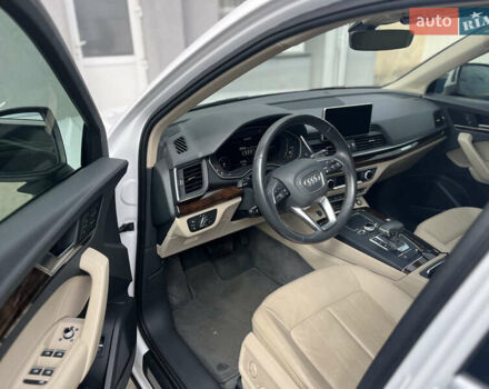 Білий Ауді Ку 5, об'ємом двигуна 2 л та пробігом 147 тис. км за 26600 $, фото 4 на Automoto.ua
