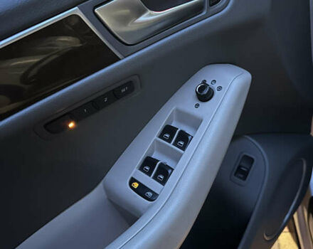 Сірий Ауді Ку 5, об'ємом двигуна 2 л та пробігом 205 тис. км за 14500 $, фото 25 на Automoto.ua