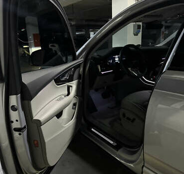 Серый Ауди Ку 7, объемом двигателя 3 л и пробегом 60 тыс. км за 60000 $, фото 26 на Automoto.ua