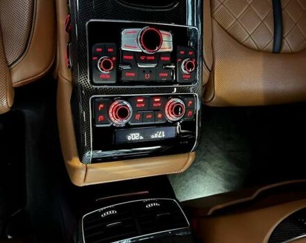 Синий Ауди С8, объемом двигателя 4 л и пробегом 58 тыс. км за 94436 $, фото 4 на Automoto.ua