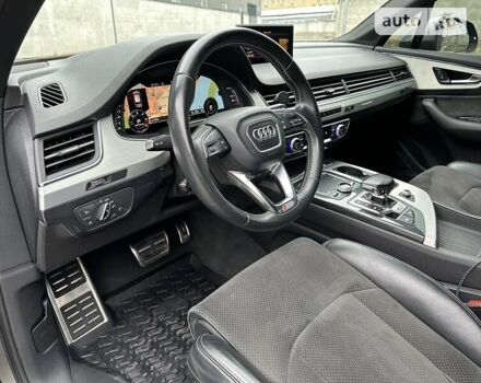 Сірий Ауді SQ7, об'ємом двигуна 4 л та пробігом 140 тис. км за 63800 $, фото 11 на Automoto.ua