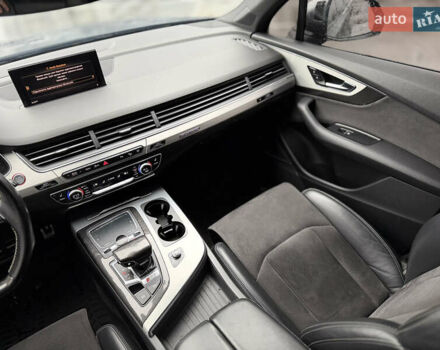 Сірий Ауді SQ7, об'ємом двигуна 4 л та пробігом 170 тис. км за 44900 $, фото 16 на Automoto.ua