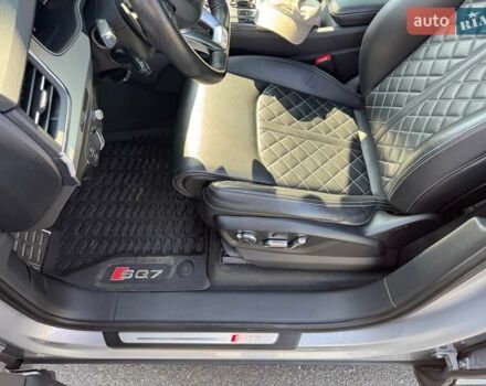 Сірий Ауді SQ7, об'ємом двигуна 4 л та пробігом 96 тис. км за 59900 $, фото 28 на Automoto.ua