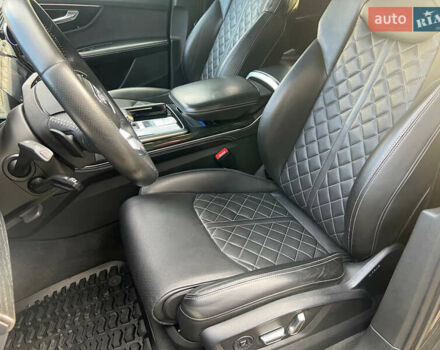 Сірий Ауді SQ7, об'ємом двигуна 3.96 л та пробігом 218 тис. км за 72800 $, фото 44 на Automoto.ua