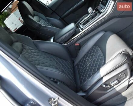 Сірий Ауді SQ7, об'ємом двигуна 4 л та пробігом 87 тис. км за 65000 $, фото 56 на Automoto.ua