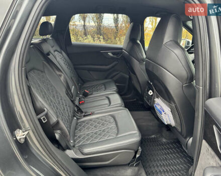 Сірий Ауді SQ7, об'ємом двигуна 4 л та пробігом 113 тис. км за 71900 $, фото 30 на Automoto.ua