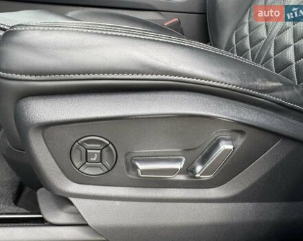 Сірий Ауді SQ7, об'ємом двигуна 4 л та пробігом 113 тис. км за 71900 $, фото 47 на Automoto.ua